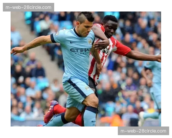 曼城少一人后阵型回收过深，导致前后场严重脱节